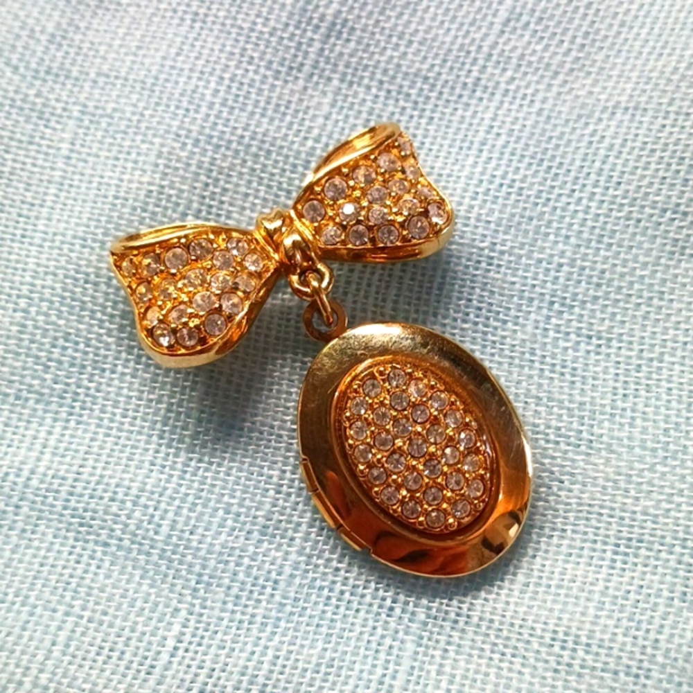 Swarovski Sm Bow W Locket Pin.
